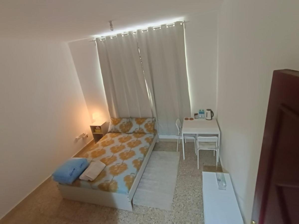 Affordable Transient - Not A - Sharing Kitchen And Washrooms