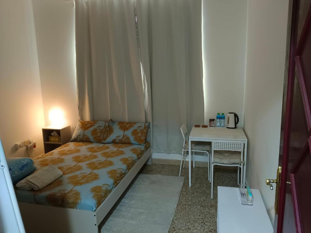 Affordable Transient - Not A - Sharing Kitchen And Washrooms Privatunterkunft