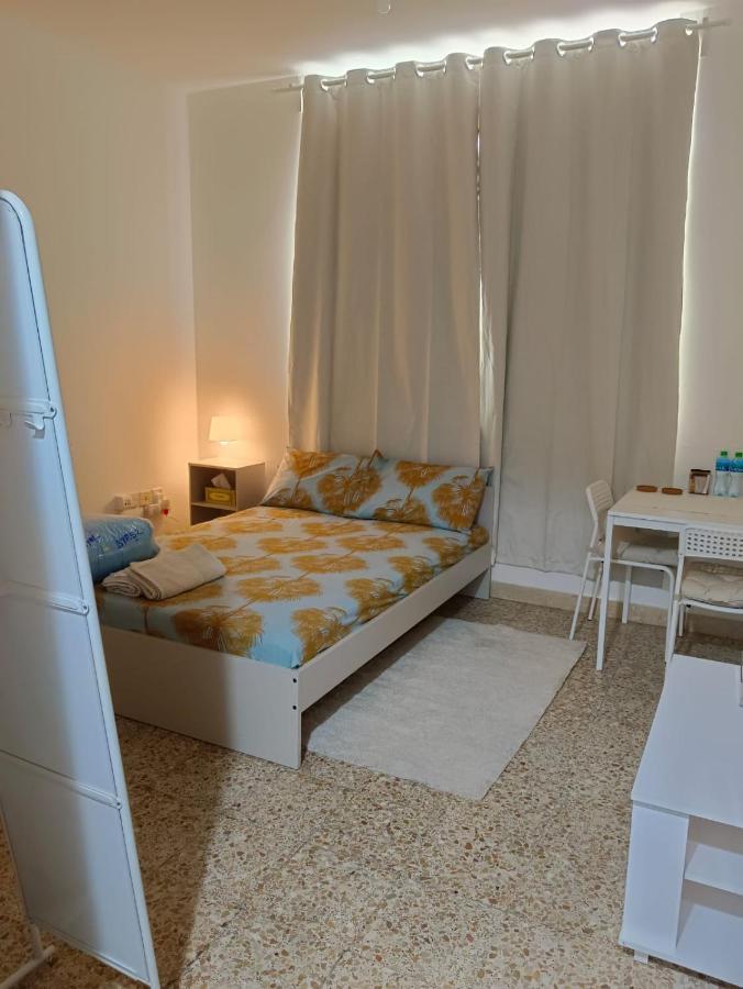Affordable Transient - Not A - Sharing Kitchen And Washrooms