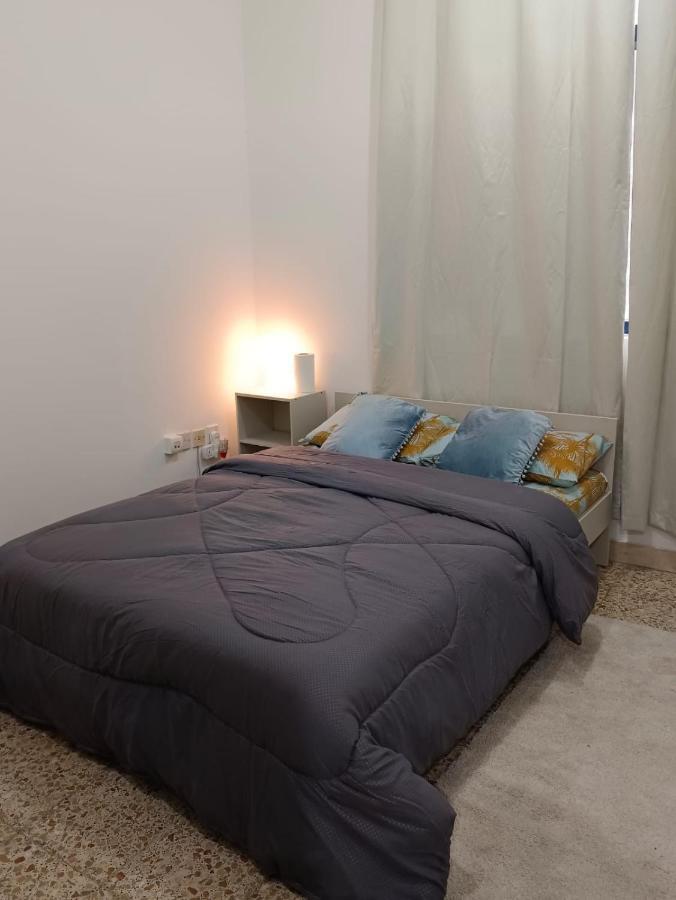 Affordable Transient - Not A - Sharing Kitchen And Washrooms Privatunterkunft *