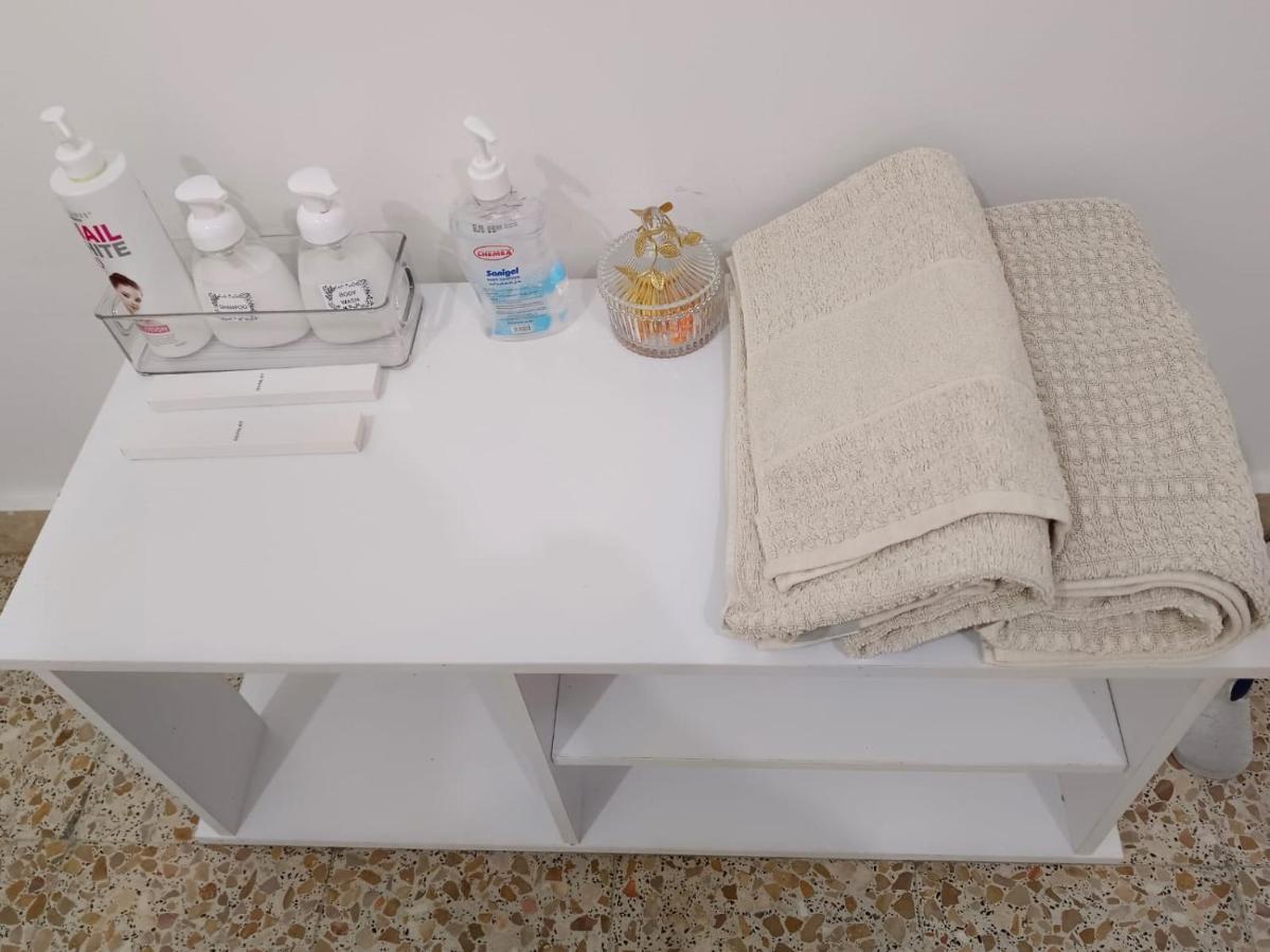 Affordable Transient - Not A - Sharing Kitchen And Washrooms