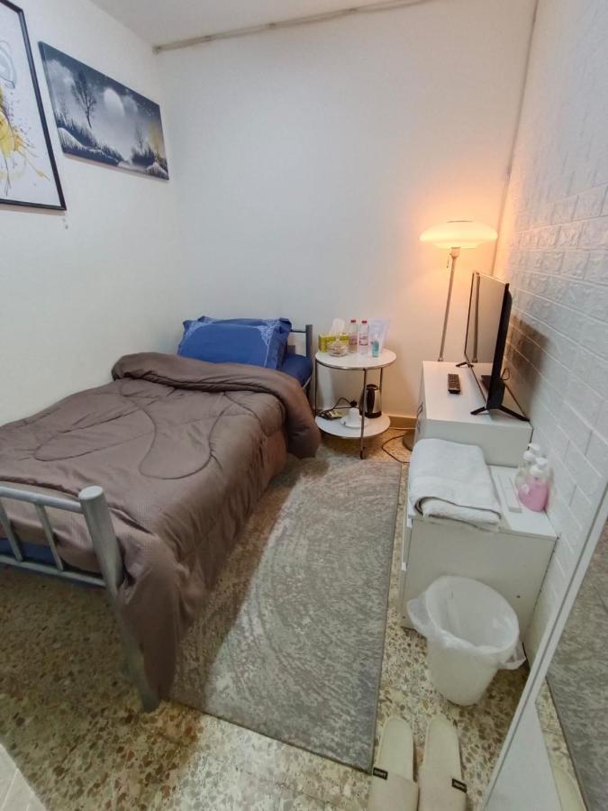 Affordable Transient - Not A - Sharing Kitchen And Washrooms