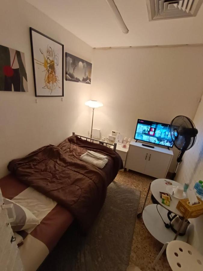 Affordable Transient - Not A - Sharing Kitchen And Washrooms *